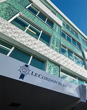 Phía trước tòa nhà Le Cordon Blu