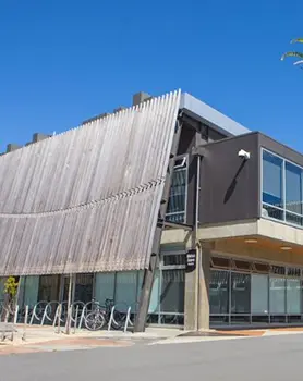 Bên ngoài học viện Whitireia New Zealand